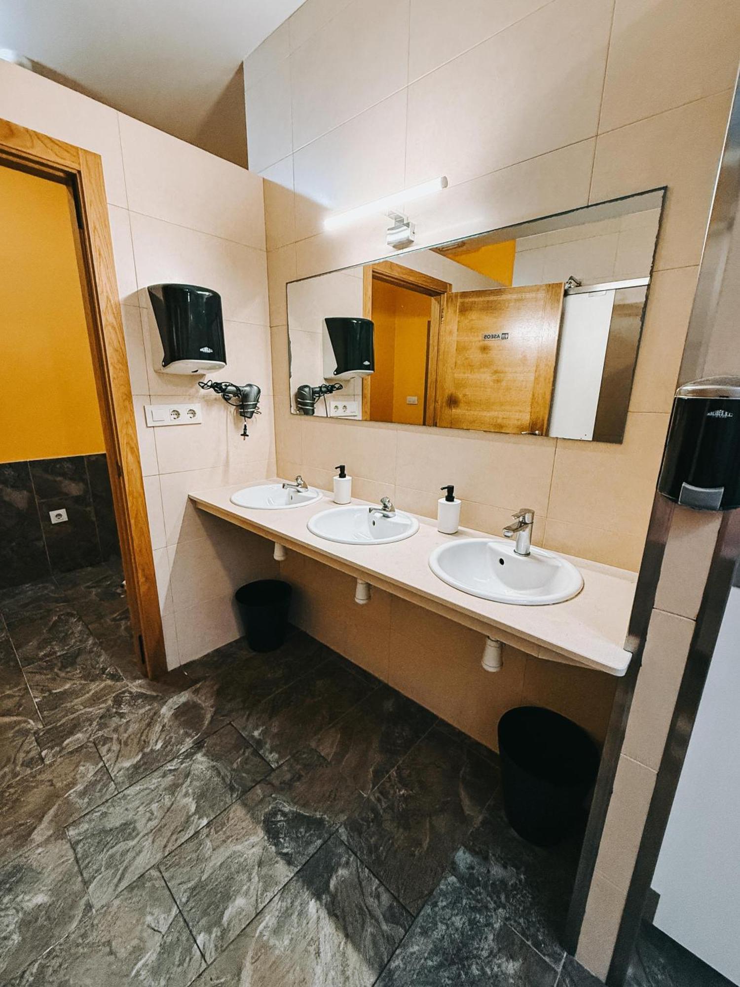 Albergue Lecer Sobrado Porta Luaran gambar